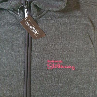 Stick auf Strickfleece-Jacke